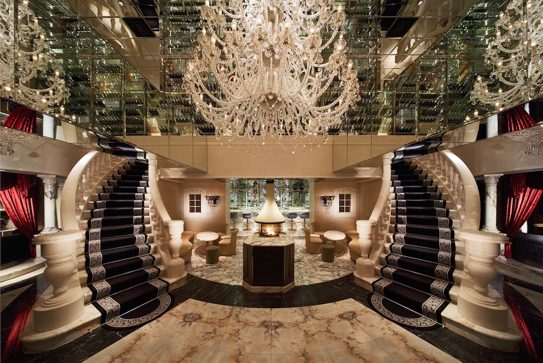 壮大なシャンデリアと総石造りの階段