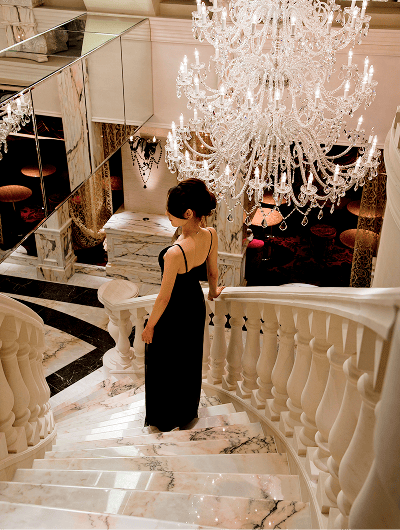 階段のシャンデリア