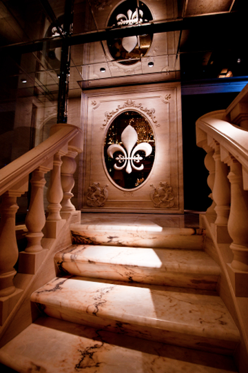 プラチナルームの階段とエンブレム