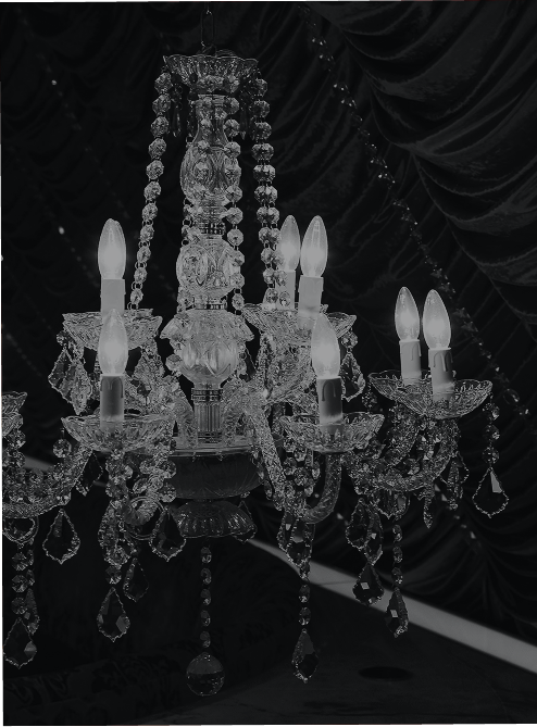 シャンデリアが輝くクラブのメインビジュアル