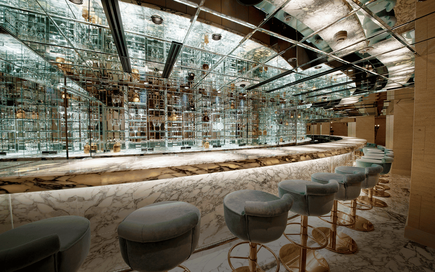 メインラウンジのバーとカウンター席